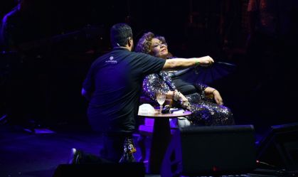 Alcione interrompe show no Recife após passar mal
