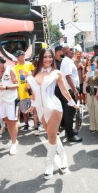 Alessandra Negrini no bloco Acadêmicos do Baixa Augusta, em São Paulo