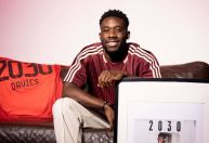 Bayern de Munique renova com Alphonso Davies