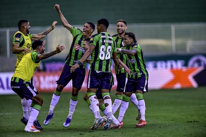 Jogadores do América-MG comemoram no duelo contra o Cruzeiro