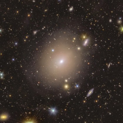 O telescópio Euclid capturou um anel de luz ao redor do centro da galáxia NGC 6505. A imagem também inclui o halo estendido da galáxia, estrelas próximas e outras galáxias distantes