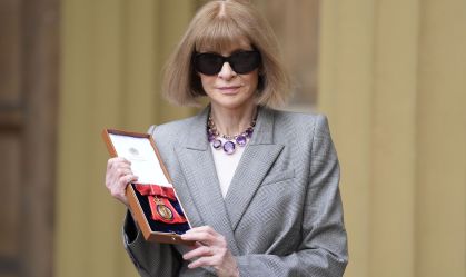 Anna Wintour tira óculos de sol para encontro com Rei Charles; veja foto