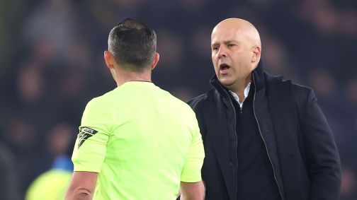 Arne Slot, técnico do Liverpool, discute com o árbitro após clássico contra o Everton