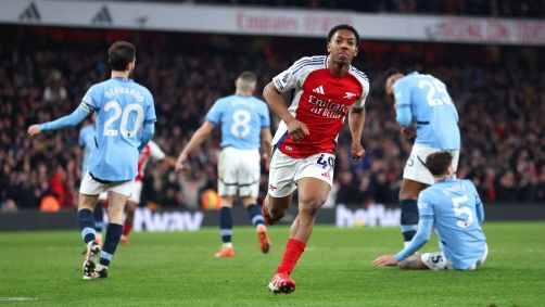 Lewis-Skelly comemora gol pelo Arsenal