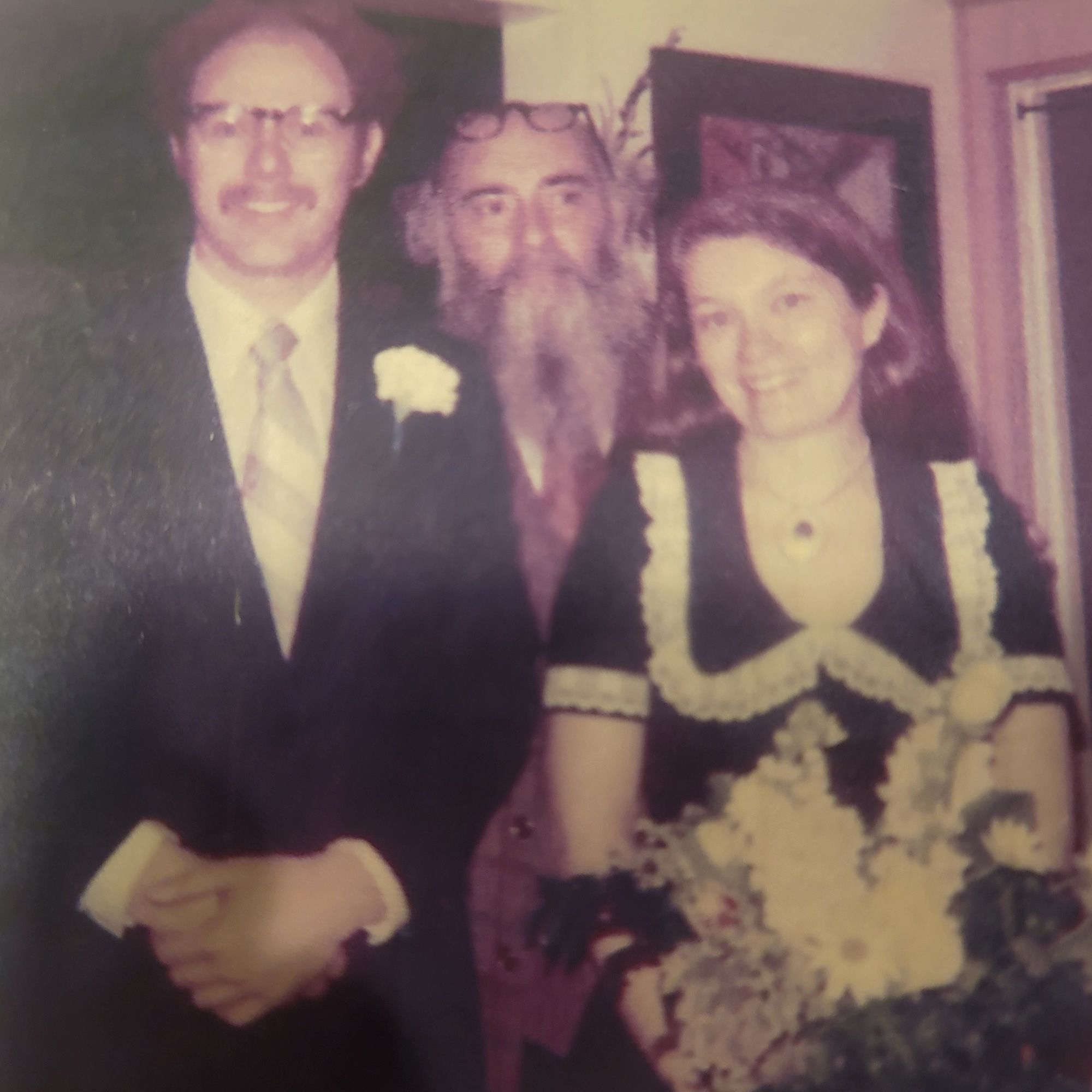 Os Arons, mostrados no dia do casamento em 1975, decidiram se casar depois de viverem juntos por sete anos • Arthur e Elaine Aron