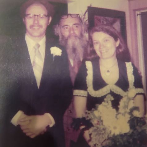 Os Arons, mostrados no dia do casamento em 1975, decidiram se casar depois de viverem juntos por sete anos • Arthur e Elaine Aron