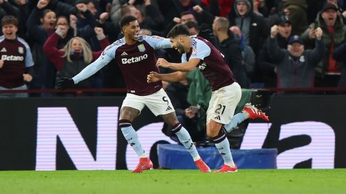 Asensio e Rashford comemoram o gol da virada do Aston Villa sobre o Chelsea