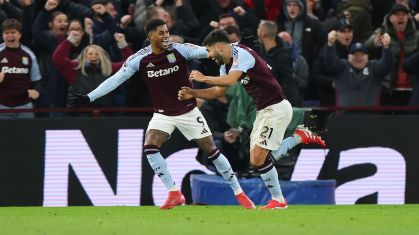 Asensio e Rashford comemoram o gol da virada do Aston Villa sobre o Chelsea
