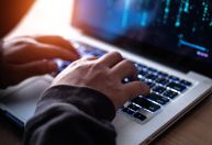 Hackers usam aplicativo modificado para extorquir empresas, diz Google