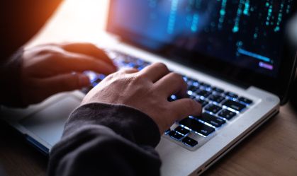 Brasileiro desenvolve ferramenta de IA que detecta e previne ataque hacker
