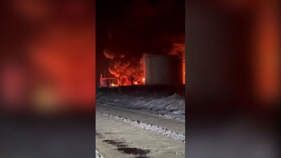 Ataque de drones ucranianos causa incêndio em depósito de petróleo russo.