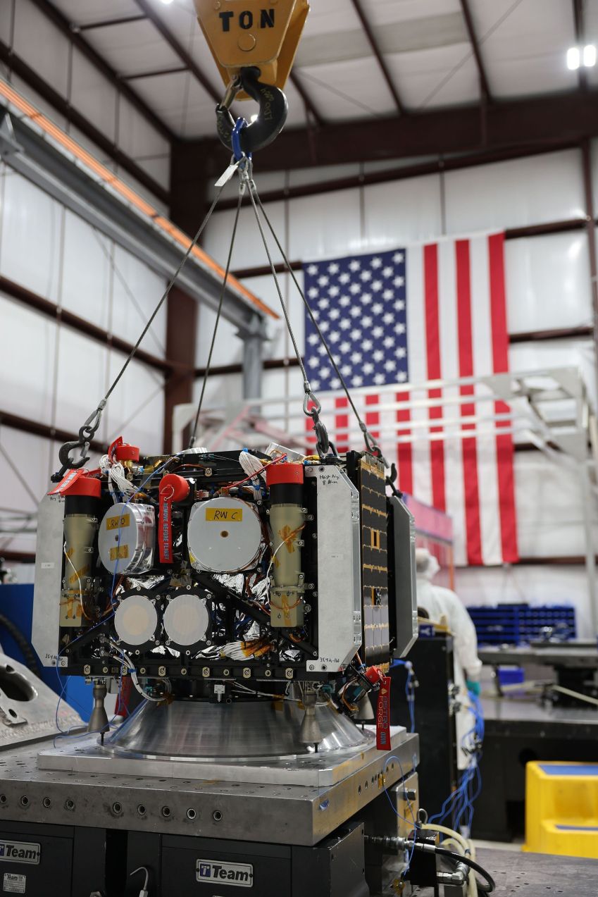 Nave espacial AstroForge Odin vista dentro de instalações de teste e desenvolvimento • Courtesy Astroforge via CNN Newsource