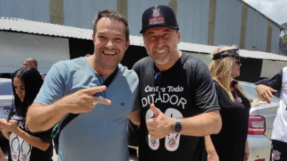 Augusto Melo em protesto na sede social do Corinthians