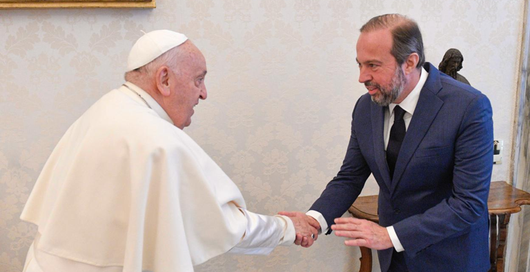 Alexandre Silveira e o papa Francisco • Vatican Media