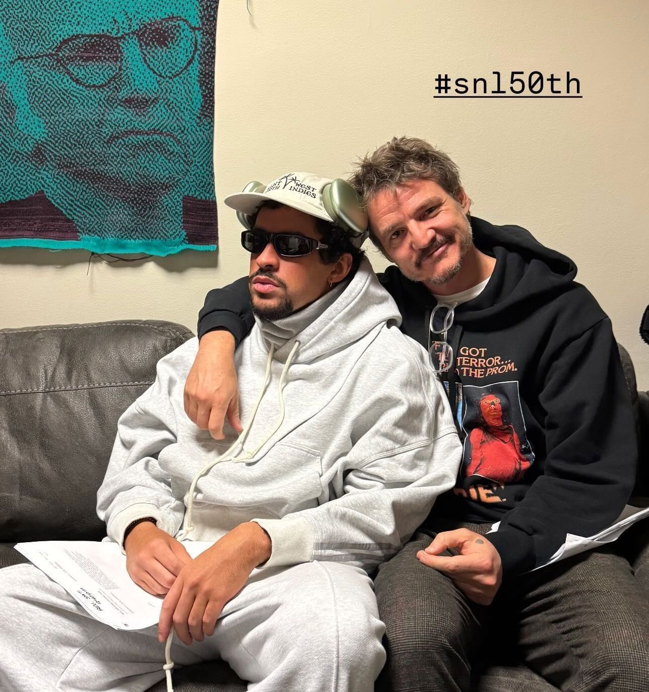 Bad Bunny e Pedro Pascal nos bastidores do especial de 50 anos do SNL • Reprodução/Pedro Pascal