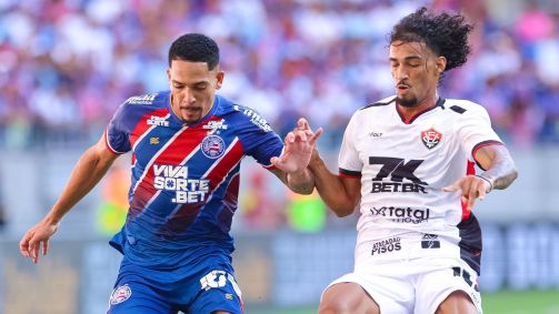 Jogadores de Bahia e Vitória em clássico
