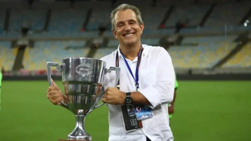 Luiz Eduardo Baptista, o Bap, com a Taça Guanabara no Maracanã