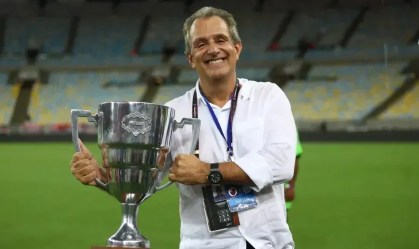 Luiz Eduardo Baptista, o Bap, com a Taça Guanabara no Maracanã