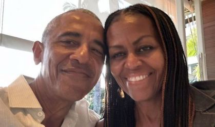 Após rumores de crise, Obama posta foto de dia dos namorados com Michelle