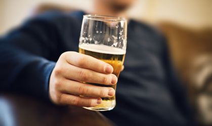 Consumo excessivo de álcool aumenta risco de lesão cerebral, revela estudo