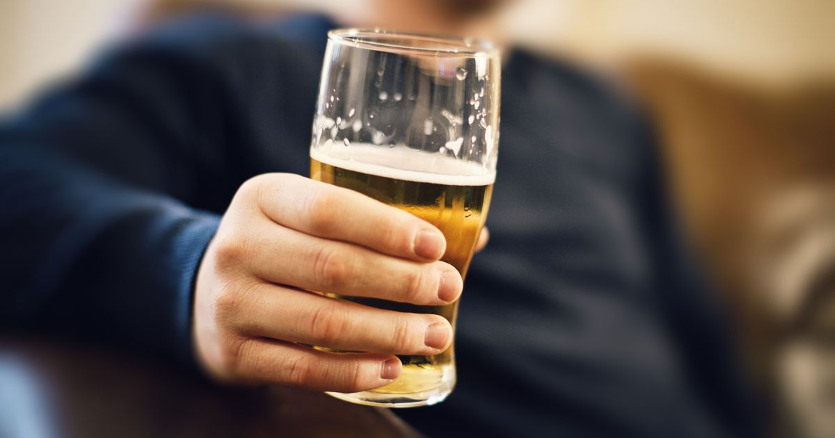 Abuso de álcool, mesmo raro, triplica risco de fibrose no fígado