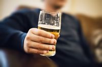Consumo excessivo de álcool aumenta risco de lesão cerebral, revela estudo