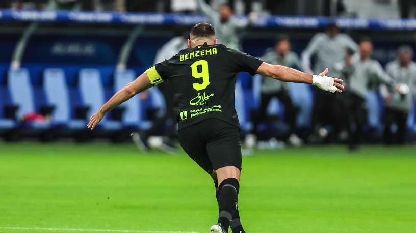 Benzema comemorando gol pelo Al-Ittihad