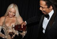 Beyoncé recebe whisky servido por Jay-Z em troféu do Grammy