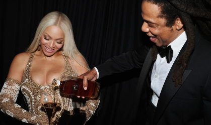 Beyoncé recebe whisky servido por Jay-Z em troféu do Grammy