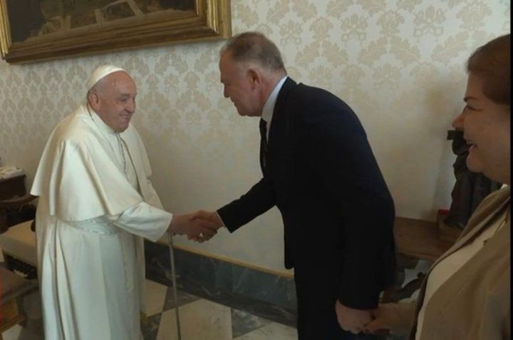 Renato Casagrande e o papa Francisco • Divulgação/Vatican Media