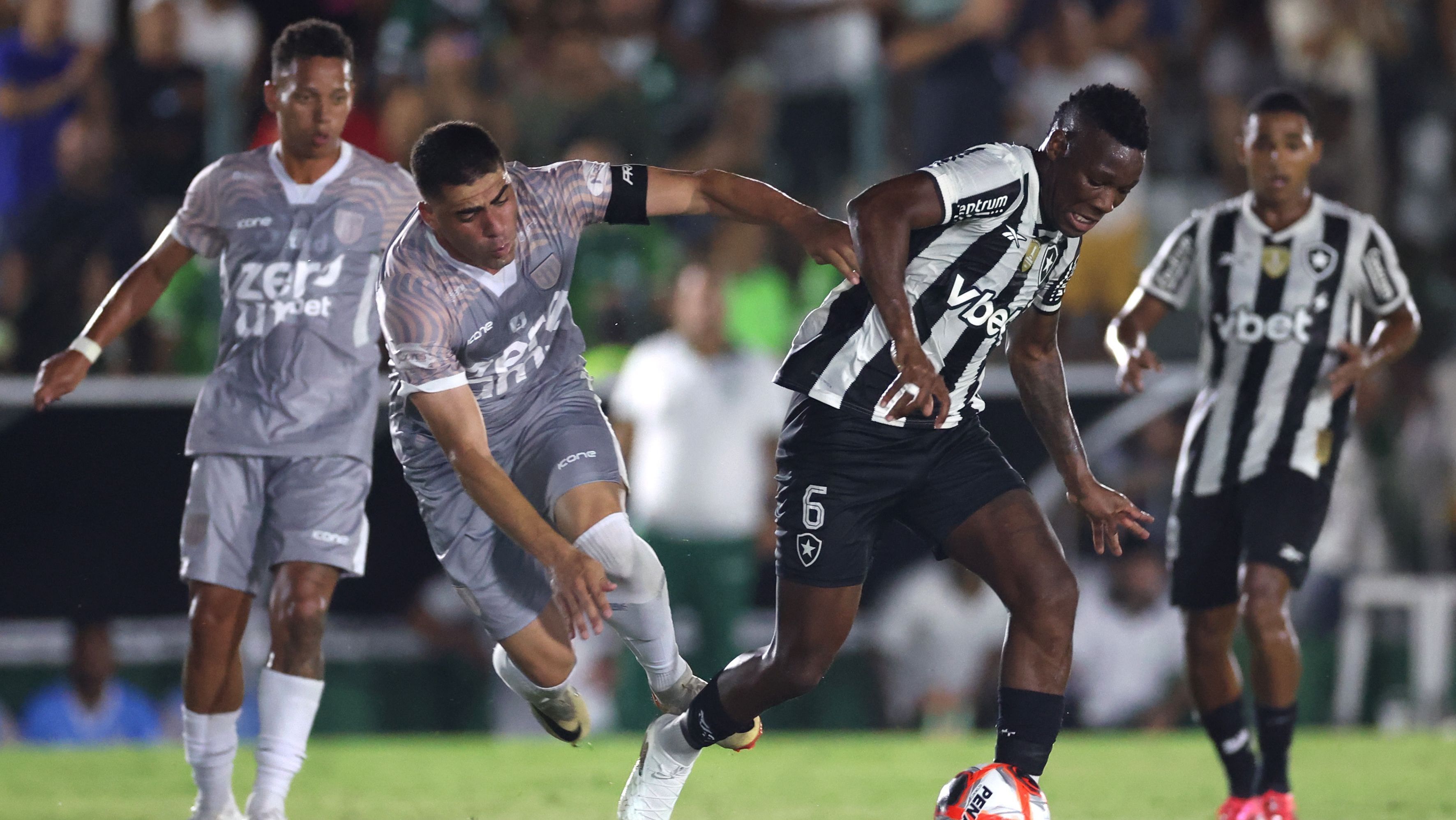 Patrick de Paula, do Botafogo, disputa jogada em partida contra o Boavista
