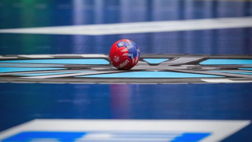 Bola de handebol em quadra do Mundial