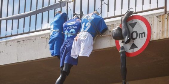 Bonecos de jogadores do Cruzeiro são pendurados em viaduto