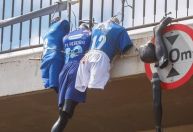 Torcida do Cruzeiro protesta e pendura bonecos em viaduto após eliminação