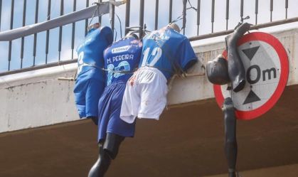 Bonecos de jogadores do Cruzeiro são pendurados em viaduto
