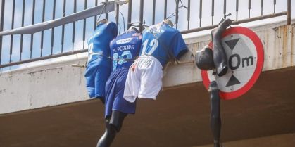 Bonecos de jogadores do Cruzeiro são pendurados em viaduto
