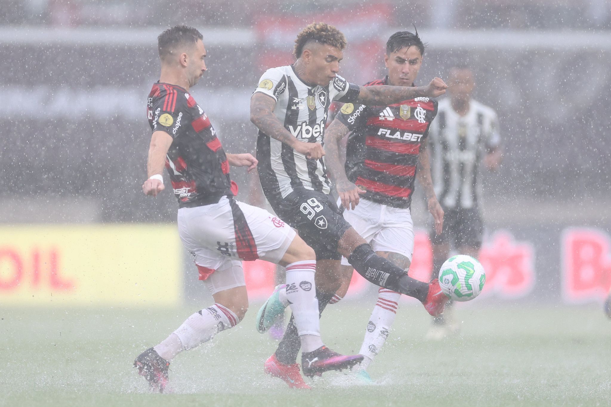 Botafogo x Flamengo sofreu com a chuva no primeiro tempo • Vítor Silva/Botafogo