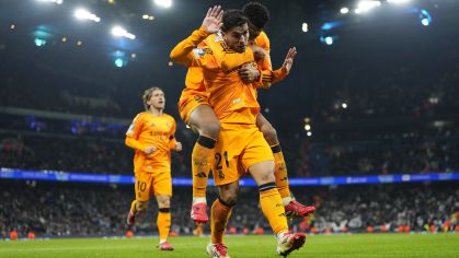 Brahim Díaz faz gesto de que não vai comemorar gol enquanto é abraçado por Vini Jr em Manchester City 2 x 3 Real Madrid