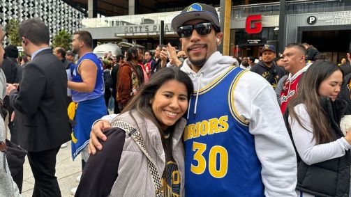 Julia Castanheira e o Namorado em frente ao Chase Center, casa do Golden State Warriors