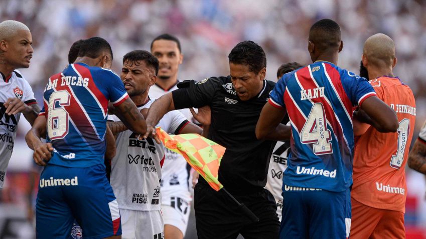 Jogadores de Bahia e Vitória discutem em clássico • Foto: JHONY PINHO/AGIF - AGÊNCIA DE FOTOGRAFIA/AGIF - AGÊNCIA DE FOTOGRAFIA/ESTADÃO CONTEÚDO