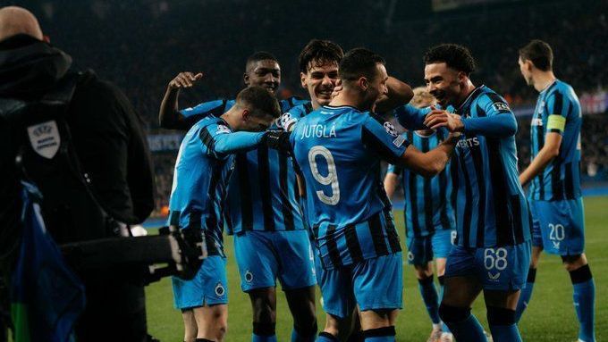 Jogadores do Brugge comemoram gol contra a Atalanta