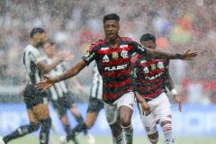 Bruno Henrique comemora seu gol de pênalti na final entre Botafogo e Flamengo