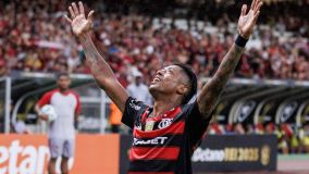 Bruno Henrique é o maior vencedor da história do Flamengo ao lado de Arrascaeta