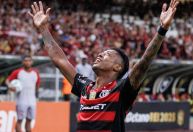 Bruno Henrique e Arrascaeta são os maiores campeões da história do Flamengo
