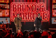 Marrone cai do palco durante show e Bruno assegura: "Está tudo certo"