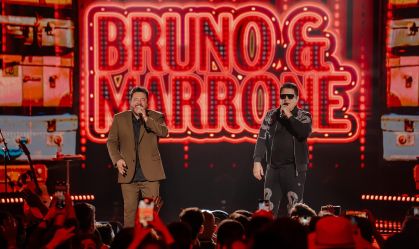 Marrone cai do palco durante show e Bruno assegura: "Está tudo certo"