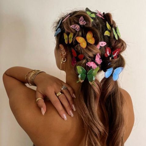 Cabelo solto com acessórios para o Carnaval 2025 • Reprodução/Pinterest