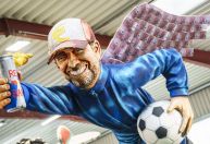 Klopp é alvo de crítica e deboche em carro alegórico no Carnaval; entenda