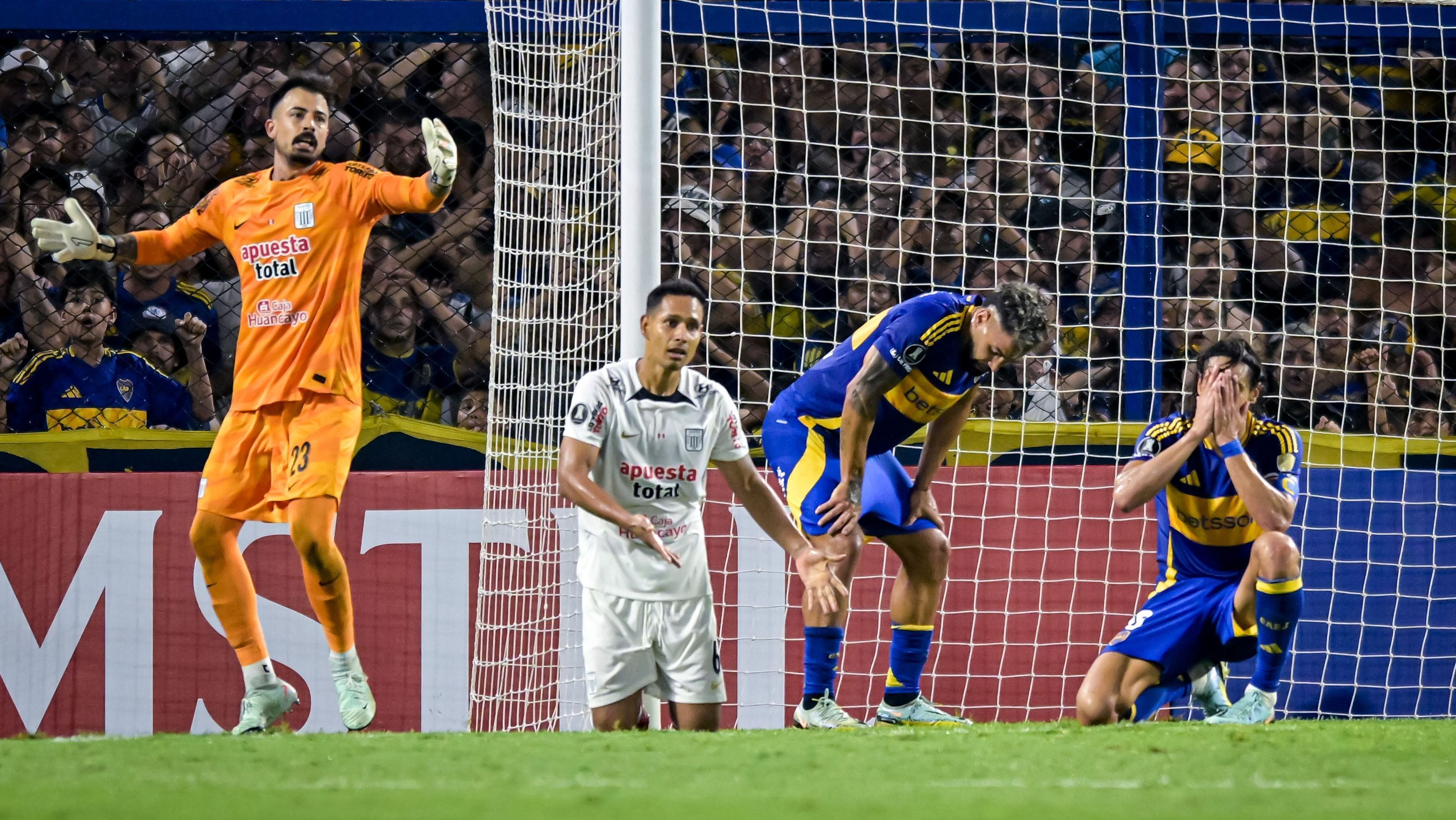 Veja o gol bizarro que Cavani perdeu na eliminação do Boca Juniors
