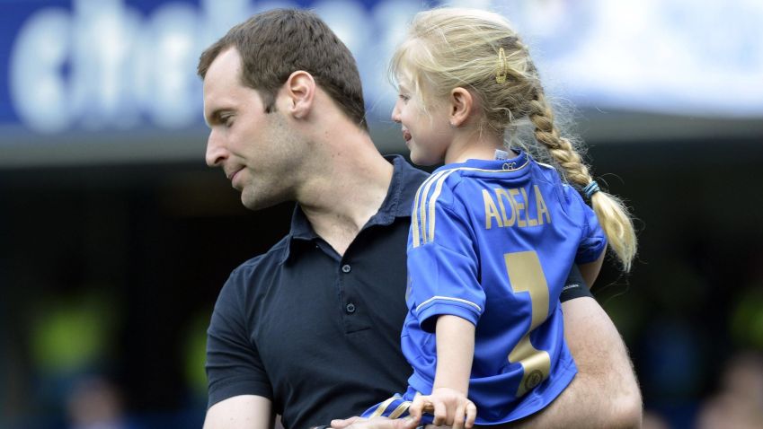 Petr Cech e a filha Adéla em jogo do Chelsea • Foto: Rebecca Naden/PA Images via Getty Images